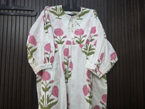 Robe longue en coton à imprimé floral blanc et rose pour femme, coupe trapèze, longueur ras du sol, respirante, idéale pour les vacances - Product Image 5