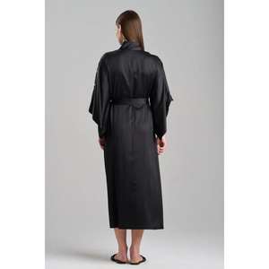 Robe longue décontractée noire en satin pour femme, avec ceinture brodée florale, style lounge spa de luxe, écologique et naturelle - Product Image 4