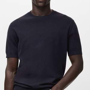 เสื้อยืดคอกลมแขนสั้นผ้าฝ้ายผสมโพลีเอสเตอร์ 100% ทรงหลวม สีดำ สำหรับผู้ชาย เหมาะสำหรับใส่ทุกวัน ระบายอากาศได้ดี - Product Image 4