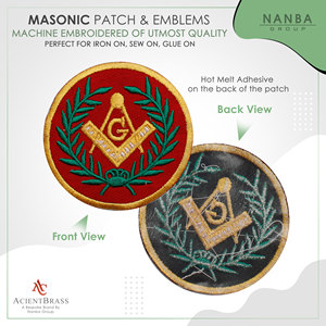 Écusson brodé maçonnique avec équerre et compas, emblème doré sur fond rouge entouré d'une couronne de lauriers verts - Product Image 2