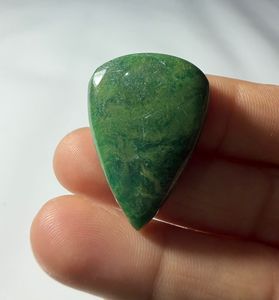 Jade vert naturel, cabochon taille poire, pierre précieuse polie à changement de couleur pour la fabrication de bijoux - Product Image 1