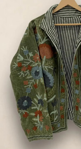 Chaqueta Bomber de Terciopelo Bordada a Mano, Unisex, 100% Algodón, con Patrón Floral Botánico Vibrante, Cierre de Cremallera - Product Image 4