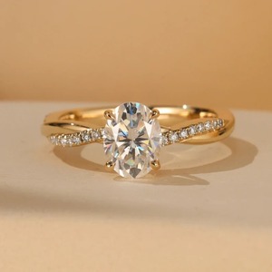 Bague de fiançailles en moissanite de luxe à taille ovale pour femme, disponible à un prix d'exportation abordable - Product Image 1