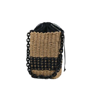 Apportez une touche d'énergie chaleureuse à votre style saisonnier avec ce charmant sac en fil naturel, conçu pour un look chaud et saisissant, disponible dès maintenant. - Product Image 1