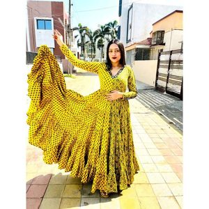 BATA DE TRABAJO CON ESTAMPADO DIGITAL DE DISEÑADOR GEORGETTE CON FONDO AMARILLO - Product Image 1