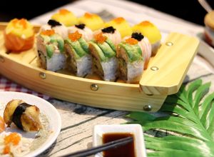 Plateau à sushi en bois naturel écologique, plateau de service pour sashimi, pour restaurants japonais, vente en gros - Product Image 4