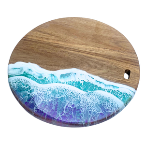 Planche à découper ronde en bois avec design en résine vague océanique, style côtier, ustensile de cuisine fait main - Product Image 5