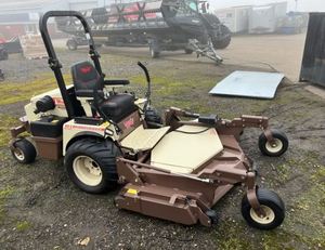 Tondeuse à gazon fiable Grasshopper 900D disponible à la vente, dotée d'un moteur de 25 chevaux, de lames commerciales durables et d'un maniement fluide. - Product Image 6