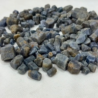 Saphir bleu naturel brut non taillé, pierre précieuse brute en gros de Madagascar pour la fabrication de perles, cabochons et bijoux de qualité.