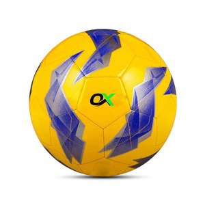 Ballon de football à surface lisse pour une meilleure maîtrise du coup de pied, léger et robuste, pour l'entraînement sportif - Product Image 1