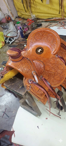 Silla de montar para caballo de cuero Western Tree Roughout con grabado artesanal, incrustaciones negras, correas de latigo pintadas a mano, asiento rígido y juego de arreos - Product Image 3