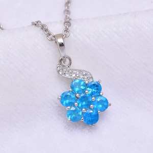 Colgante de flor de apatita neón en plata de ley, collar de joyería artesanal con piedras preciosas, regalo elegante para mujer - Product Image 1