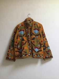 Chaqueta de Terciopelo Suzani Hecha a Mano: Prenda Exterior Étnica Boho Bordada, Chaqueta Corta Bordada Estilo Boho de la India - Product Image 4
