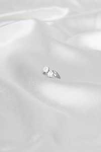 แหวนมอสซาไนต์ 1 กะรัต ทรงปรินเซสและทรงกลม ประดับเพชรสองเม็ด ดีไซน์ Toi Moi สำหรับผู้หญิง เงินแท้ 925 ของขวัญเซอร์ไพรส์สำหรับเจ้าสาว - Product Image 3