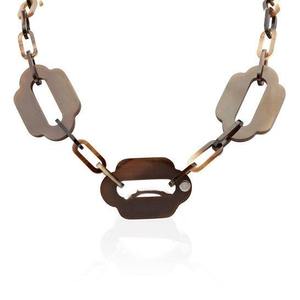 Collar de cuerno de diseño con acabado pulido liso, ideal para estilismo de alta costura y exhibiciones de joyería en boutiques. - Product Image 1