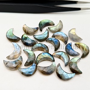 Labradorita Azul Natural con Destello, Gema Tallada en Forma de Luna Creciente, 12mm, Briolette Facetada, Venta al por Mayor a Granel - Product Image 3