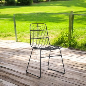 Chaise d'extérieur élégante en métal avec structure en fil métallique, résistante aux intempéries, assise moderne pour jardin, patio et décoration de balcon - Product Image 1