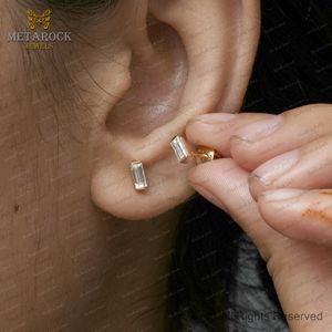 Pendientes Minimalistas de Oro de 14k con Diamantes Baguette de Media Engastura y Cierre de Rosca, Joyería Fina Hecha a Mano al por Mayor - Product Image 5