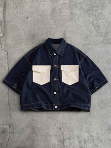 Camisa de mezclilla de color liso para hombre, dos tonos azul marino y crema, con panel de contraste en el pico estilo western, botones a presión, manga corta, corte holgado, proveedor OEM personalizado - Product Image 2