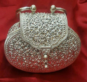 Pochette à main en laiton argenté avec motifs floraux ajourés, une rabatte en forme d'enveloppe pointue, à prix de gros. - Product Image 2