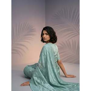 Sari en soie léger et festif couleur framboise pure avec broderie Leheriya en soie et bordure à sequins, chemisier inclus - Product Image 2