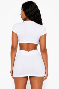 T-shirt court pour femme à col plongeant en V profond, imprimé graphique personnalisé, manches courtes, coupe premium, style printemps-été, idéal pour les soirées - Product Image 2