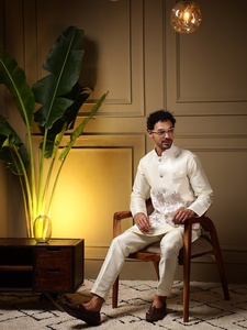 Ensemble Koti Kurta Pajama en soie blanche pour homme avec broderie, coupe classique, style traditionnel indien pakistanais, longueur genou, tenue de mariage - Product Image 4