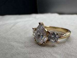 Anillo Clásico de Tres Piedras de Moissanita con Corte Pera y Redondo, Plata 925 con Baño de Rodio, Regalo para Días Especiales para tu Pareja - Product Image 2
