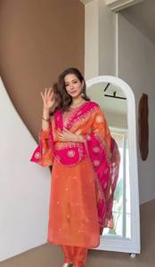 Salwar Kameez de Seda Naranja para Mujer con Dupatta Rosa Bordada, Largo hasta el Suelo, Sin Arrugas, para Fiesta, con Bordado Chinon y Encaje - Product Image 2
