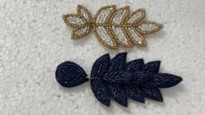 Pendientes de Aro Vintage de Lujo Hechos a Mano con Hilo de Seda, Imitación de Perlas y Flores, en Azul Marino, Blanco y Dorado con Acabado de Diseñador - Product Image 3