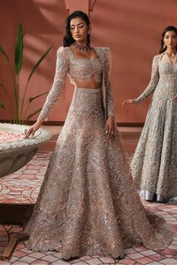 Lehnga Choli de mariée sculptural de qualité supérieure du Pakistan, rose poudré, avec des épaules rembourrées structurées et audacieuses, et des détails complexes - Product Image 3