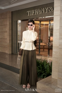 Blusa Corta Elegante para Mujer con Cuello Mandarín y Pliegues, Estilo Peplum, Informal para Oficina, Algodón y Seda, OEM ODM, Teñido Liso, IRENE - Product Image 2