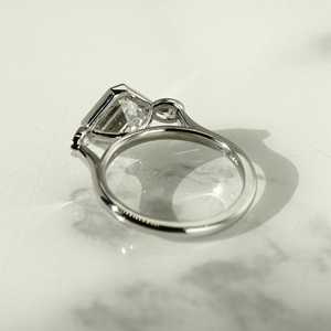 Bague à trois pierres en moissanite incolore taille Asscher 3 carats pour femme, en argent 925 original, pour un charme unique, cadeau de promesse pour mariée - Product Image 4