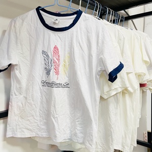 T-shirts blancs imprimés de dessins animés mignons en gros |   Col rond avec bordure contrastée |    Vêtements d'occasion comme neufs en vrac - Product Image 2