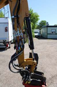 Mini-excavatrice sur chenilles CAT modèle 302 d'occasion, moteur de 45 CV, capacité de la benne de 1,15 m³ - Product Image 6