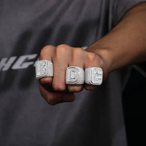 Bague personnalisée avec grosse lettre capitale, entièrement sertie de moissanite étincelante, style bling, alternative au diamant de laboratoire, en or - Product Image 1