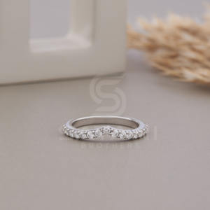 Elegante Anillo de Compromiso y Boda con Moissanita Chevron, Quince Piedras Redondas, Chapado en Oro, Anillo de Eternidad Curvo para Mujer - Product Image 3