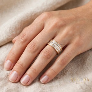 Anillo Baguette de Triple Hilera Atemporal, Diseño Artesanal en Plata Sólida 925 con Banda Dividida y Protección para Anillo Oura - Product Image 1