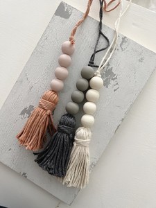 Décoration murale en macramé noir fait main avec des pompons en corde naturelle, décoration bohème pour la maison, accent pour le salon - Product Image 6