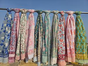 Pareo de algodón indio con estampado a mano, bufanda boho, pareo floral, cubierta de playa ligera, regalo para mujer, ropa regional. - Product Image 2