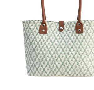 Sac fourre-tout chic d'été fait main pour la plage, motif floral menthe claire et blanc, avec poignée en cuir marron et fermoir à bouton-pression - Product Image 4