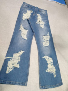 Pantalones vaqueros casuales de hombre personalizados, de punto, con lavado químico, de cintura media, con diseño desgastado y rotos, de corte regular y cierre de cremallera - Product Image 2