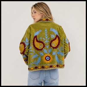 Chaqueta de Mujer de Terciopelo Verde con Bordado Floral, Cuello Alto y Manga Larga para Invierno - Product Image 2