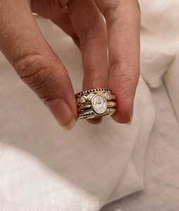 Bagues de fiançailles solitaires avec bande de 3 mm d'épaisseur, diamant ovale étincelant cultivé en laboratoire, serti clos, bijoux fins de mariage et de mariée, fabrication artisanale - Product Image 3