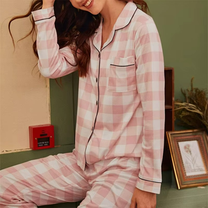 Ensemble de pyjama en satin rayé rose frais pour femme, style tendance, manches longues, motif losanges, ample et confortable pour l'automne et le printemps - Product Image 1