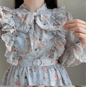 Hermoso vestido midi azul claro con estampado floral, estilo línea A, para uso modesto, disponible a precios de mayoreo. - Product Image 3