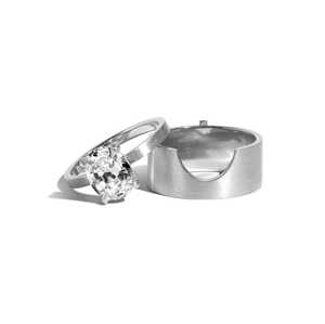 Anillo de banda de cigarro con diamante ovalado de 2 quilates cultivado en laboratorio, certificado IGI, de oro macizo de 14K, ancho y grueso, con engaste flush estilo gitano, fabricante de joyería personalizada - Product Image 5