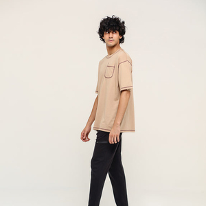 Camiseta de hombre con diseño de costuras, hombros caídos, bolsillo con ribete en contraste, cuello redondo, manga corta, estilo casual. - Product Image 2