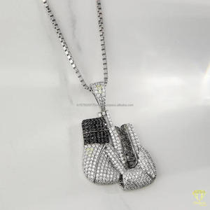 Exclusivo Colgante de Guantes de Boxeo Hip Hop con Incrustaciones Completas de Diamantes Cultivados en Laboratorio y Acabado Plateado - Product Image 2