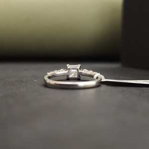 Anillo de Compromiso con Moissanita Corte Princesa, Chapado en Oro de 14K, Certificado IGI, Engaste Pavé, Ideal para Regalo de Cumpleaños - Product Image 4